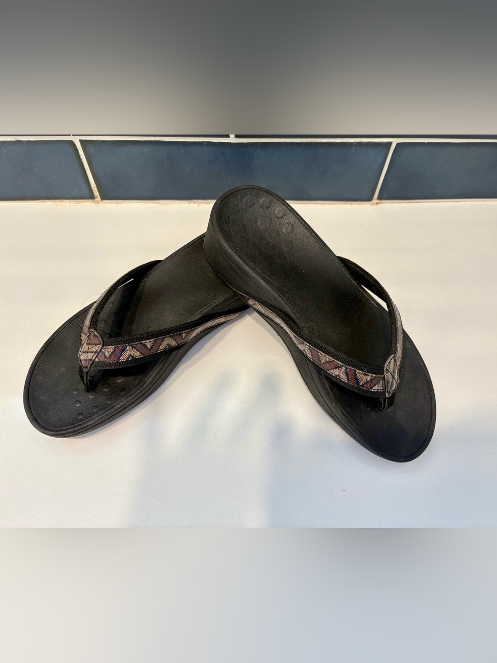 Vionic Black Sandal Thong with Geometric Accent Straps